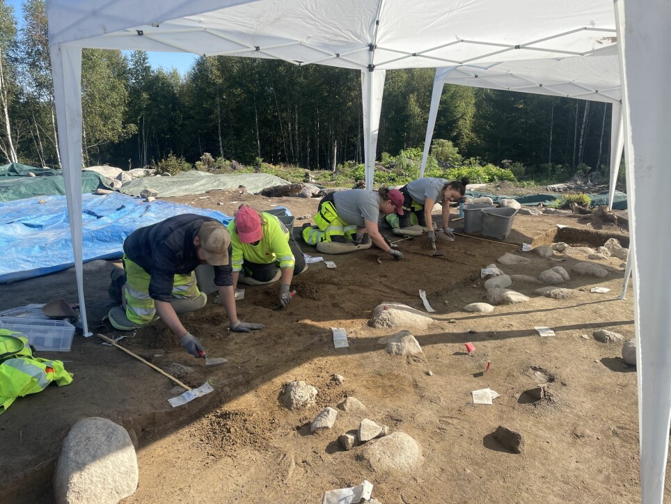 Arkeologer fra Kulturhistorisk museum i Oslo undersøker det som var gulvet i et hus for 1.600 år siden. Funnet er gjort på Oppsal, i forbindelse med at det lages ny trasé for E18 i Ås og Nordre Follo i Viken.