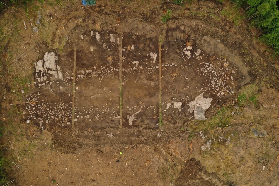 Dronefoto av restene av huset på Oppsal i Nordre Follo. Huset lå i skogen, derfor har restene ikke blitt ødelagt av landbruk. Det gjør det helt spesielt, ifølge arkeologene.