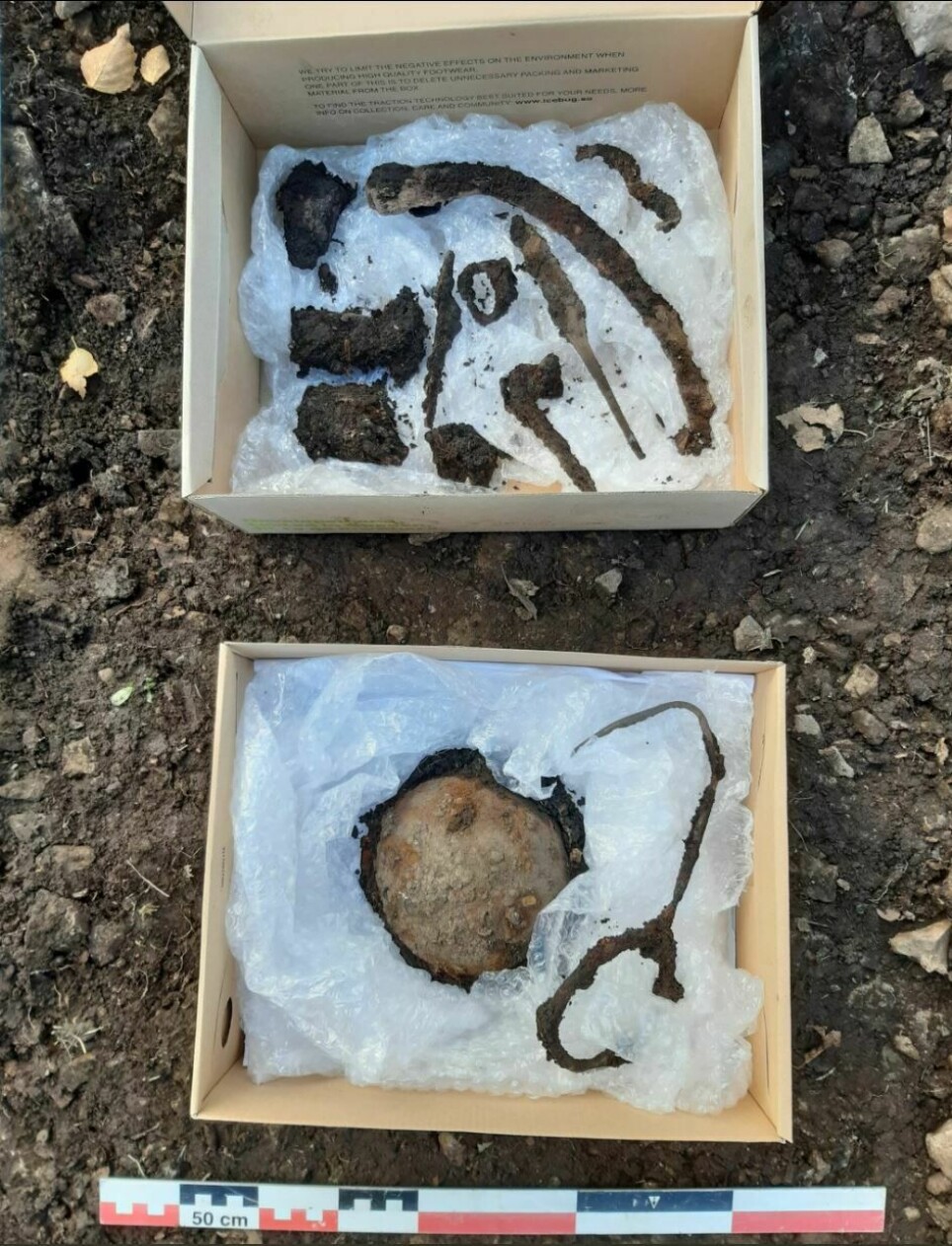Her ser du flere av gjenstandene som ble avdekket ved graven. I boksen nederst kan du se restene av ringspennen som gir en foreløpig datering til funnet.