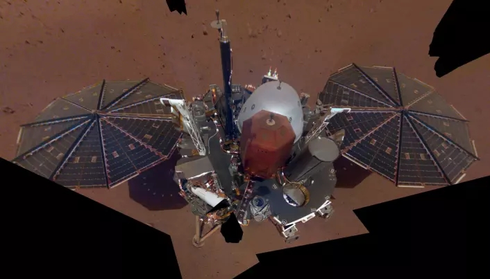 InSights første selfie på Mars.