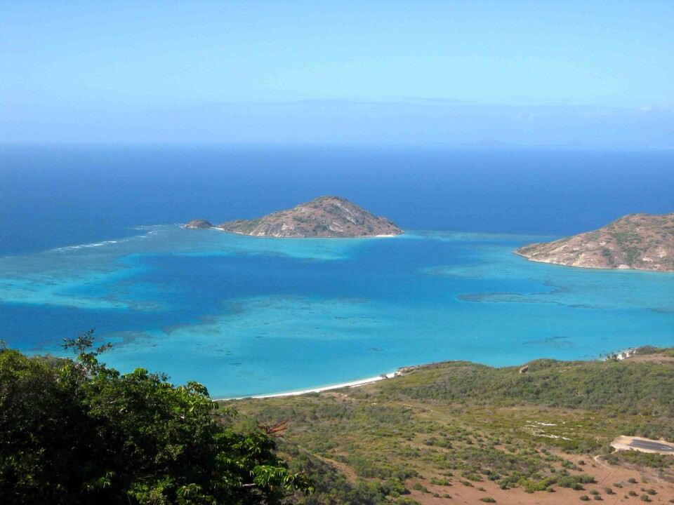 Lizard Island Lagoon på det Store Barriererevet. De lyse partiene er korall, de mørke sandbunn. Foto: Trond Amundsen.