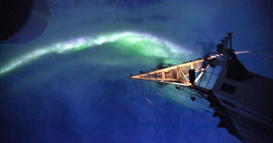 Nordlys over 'kråkereiret', eller utkikkstønnen, på «Knorr». Foto: Sindre Skrede