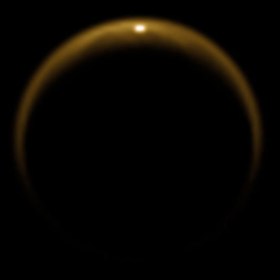 Et historisk bilde: Sola speiles i en metan-sjø på Titan, sett fra romsonden Cassini tidligere i år. (NASA)
