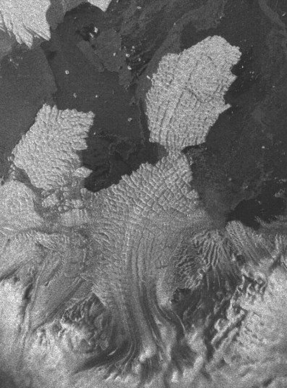 Endelig et radarbilde her på bloggen! Dette ble tatt med 6 cm bølgelengde fra ENVISAT 25. februar, ved Antarktis-kysten helt sør i det Indiske Hav. (ESA)