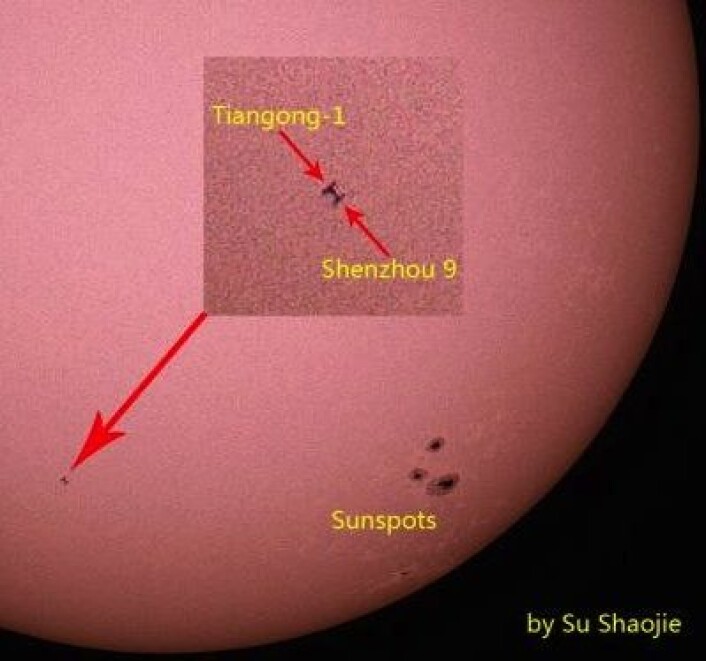 Kinesisk romstasjon og romfartøy passerer foran sola - sett fra Kina med teleskop. (Foto: (Su Shaojie / spaceweather.com)) Kinesisk romstasjon og romfartøy passerer foran sola - sett fra Kina med teleskop. (Foto: (Su Shaojie / spaceweather.com))