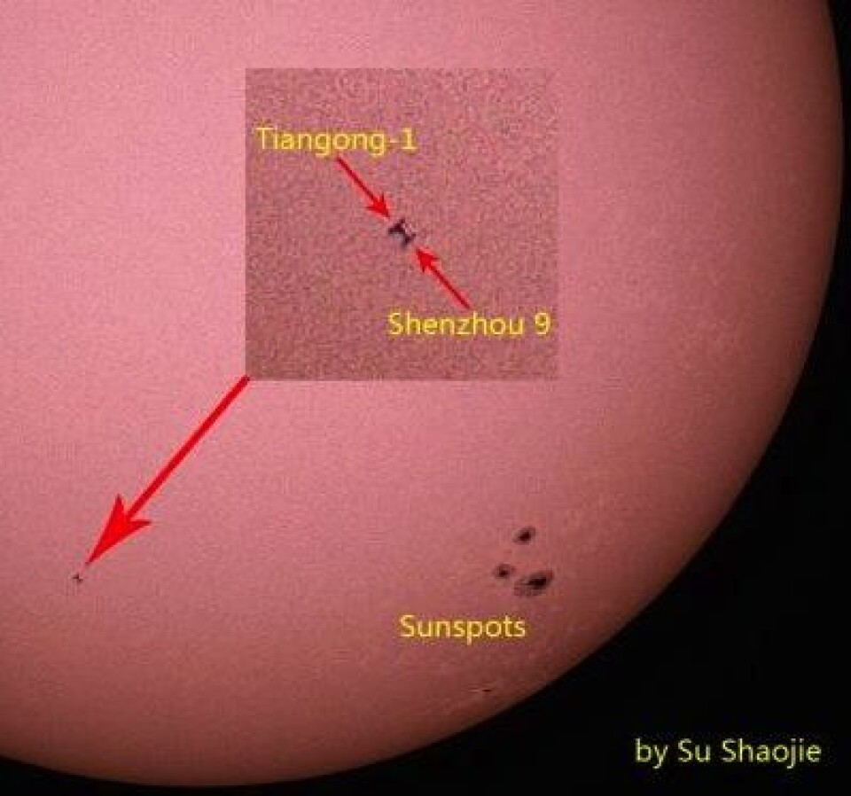 Kinesisk romstasjon og romfartøy passerer foran sola - sett fra Kina med teleskop. (Foto: (Su Shaojie / spaceweather.com))