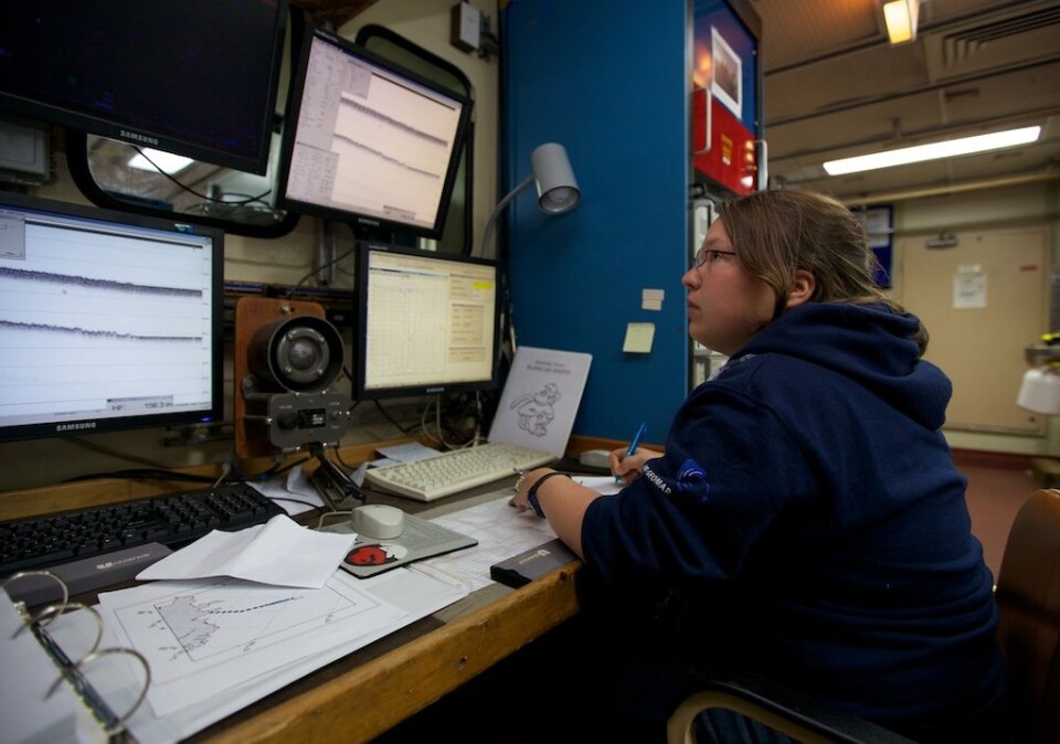 Inne i laboratoriet på «Knorr» får forskerne kontinuerlig data fra CTD-en, og kan også se hvor dypt den er til enhver tid. Det er viktig å få instrumentene så nært bunnen som mulig, men ikke så nært at instrumenter kan bli ødelagt. Mirjam Glessmer har dog full kontroll. Foto: Sindre Skrede