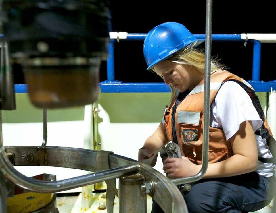 Stine Hermansen (UiB) sikrer CTD-en til dekket mellom to CTD-stasjoner. Foto: Sindre Skrede