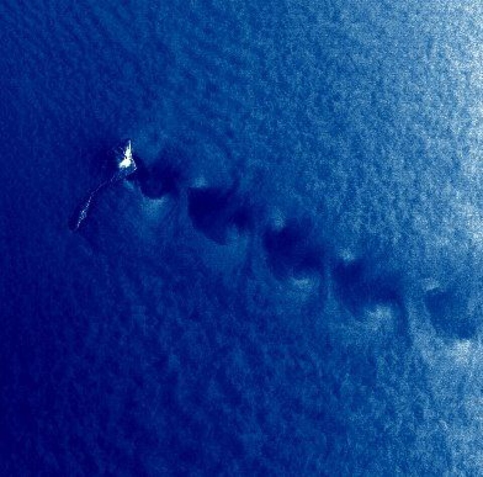 Radarbilde fra Jan Mayen, tatt av den kanadiske Radarsat-2 i høst. Her ser man hvordan den atmosfæriske virvelgaten bak Beerenberg lager tydelige mønstre i havoverflaten. NB: Det er ikke skyene dere ser her! (Copyright rådata MDA, prosessert av KSAT i Tromsø).