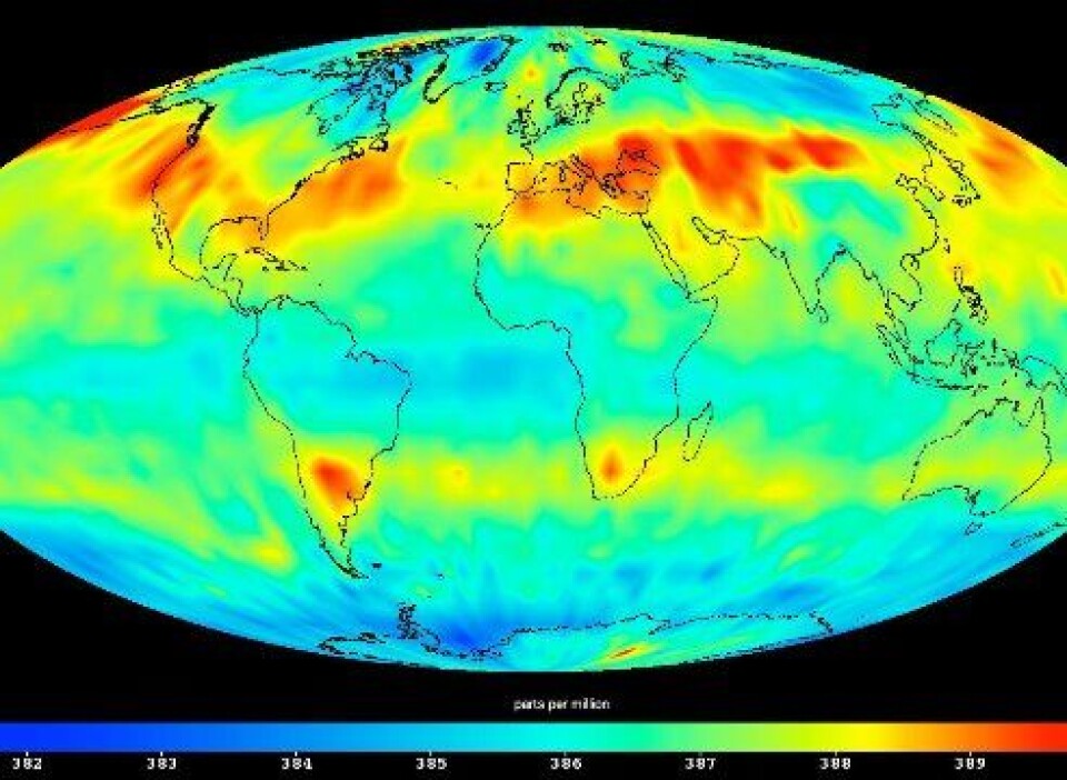 CO2-innholdet i midlere troposfære, målt fra NASAs satellitt Aqua i juli 2009. CO2-verdiene varierer fra 382 ppm (blått) til 390 ppm (rødt). (NASA)