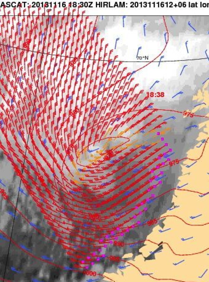 Vind (røde piler) ved havoverflaten, målt med vind-scatterometer fra europeisk værsatellitt da "Hilde" herjet i Trøndelag og Nordland 16. november. Tidspunkt er angitt i UTC. Blå piler er fra en værmodell. (Foto: (EUMETSAT / KNMI)) Vind (røde piler) ved havoverflaten, målt med vind-scatterometer fra europeisk værsatellitt da "Hilde" herjet i Trøndelag og Nordland 16. november. Tidspunkt er angitt i UTC. Blå piler er fra en værmodell. (Foto: (EUMETSAT / KNMI))