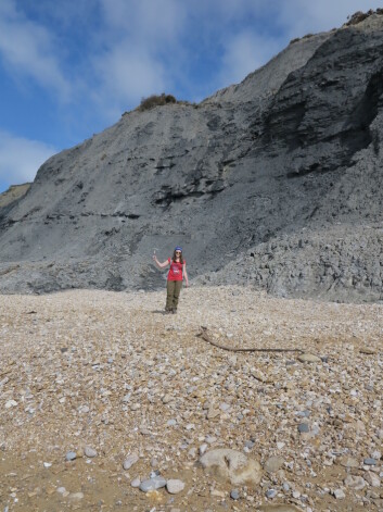 Aubrey på fossiljakt på Jurassic Coast. Foto: LLD Aubrey på fossiljakt på Jurassic Coast. Foto: LLD
