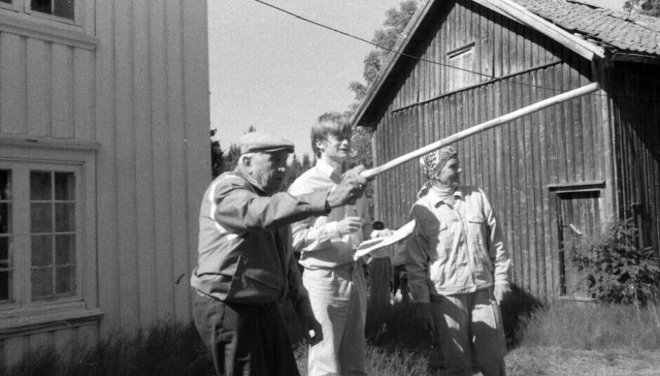 Vidar Haslum (centre) visits Øvre Holte in 1987, together with Nils S. Vindland (left) and Anna Holte (right). Nils could remember many field names from the time around 1920, when he was a farm boy there.