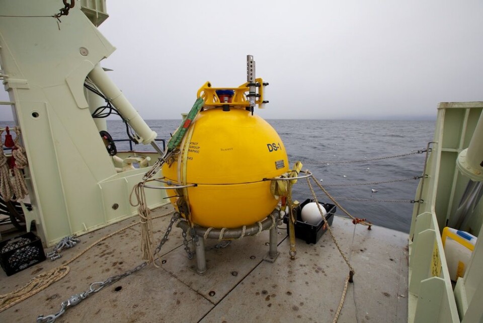 25. august 2011 ble denne bøyen satt ut i havet, sammen med et par hundre meter wire og instrumenter som skulle måle havets egenskaper over et helt år. (Arkivfoto: Sindre Skrede)