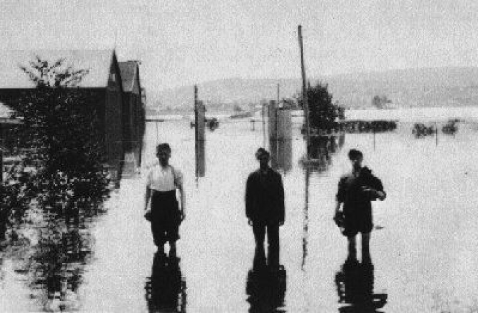 Kjeller flyplass under flommen i 1927. (Ukjent fotograf)