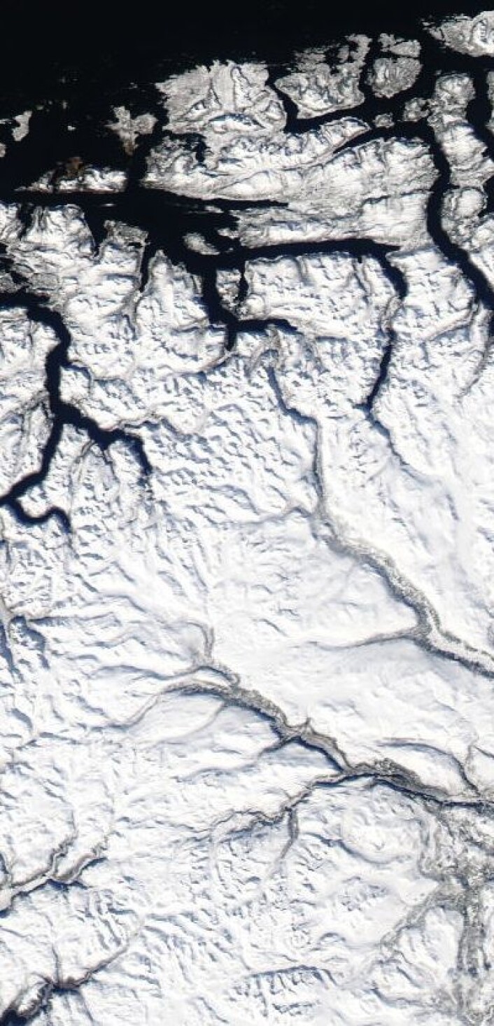 Et snødekket Norge reflekterte bort mye av solstrålene som kom på Langfredag. Her sett fra NASAs satellitt Aqua. (Foto: (NASA Aqua MODIS)) Et snødekket Norge reflekterte bort mye av solstrålene som kom på Langfredag. Her sett fra NASAs satellitt Aqua. (Foto: (NASA Aqua MODIS))