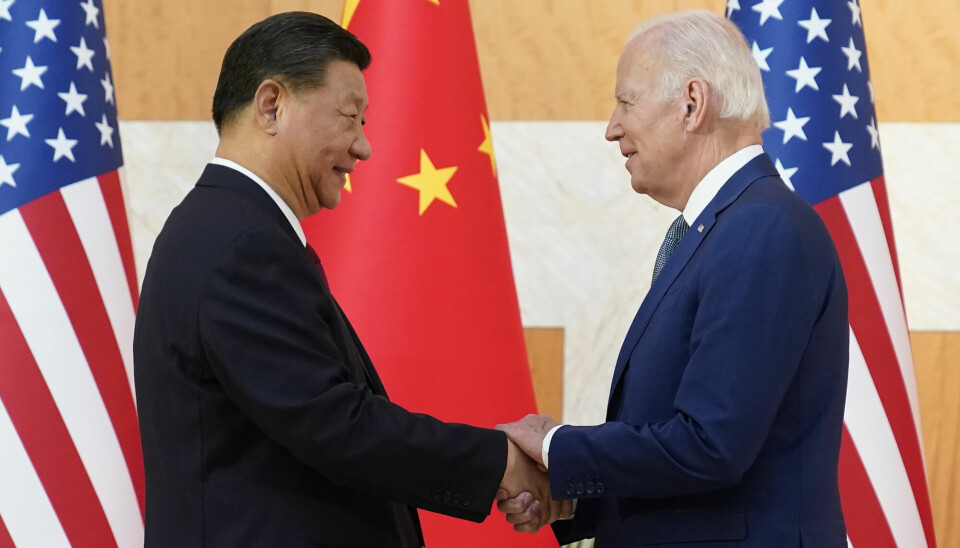 Kinas president, Xi Jinping, og USAs president, Joe Biden, hilder på hverandre før et møte de hadde i forbindelse med G20-toppmøtet i Indonesia i november.
