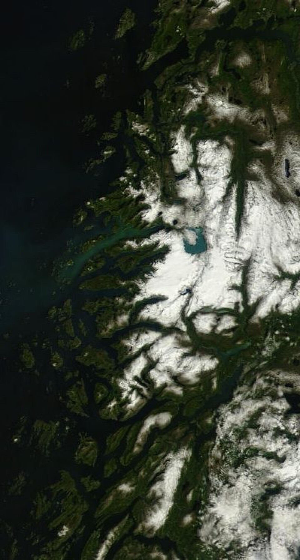 Svartisen var alt annet enn svart sett fra rommet 8. juli. (Foto: (NASA Terra MODIS))