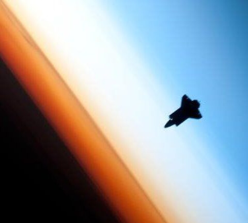 Romfergen på vei opp til den internasjonale romstasjonen for et par dager siden, med Jordas atmosfære i bakgrunnen. (NASA).