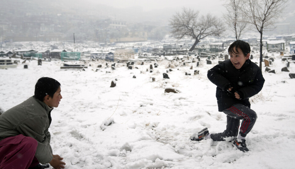 Det er barna som rammes hardest, og aller verst er det i Afghanistan, der disse to guttene lekte i snøen i Kabul 29. desember.