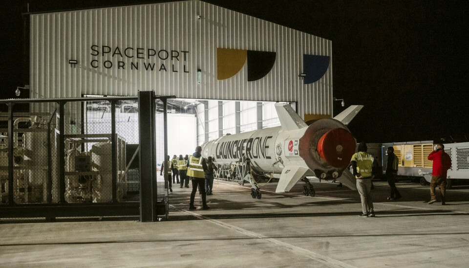 Bildet viser raketten Launcherone i en hanger på flyplassen i Cornwall i England.
