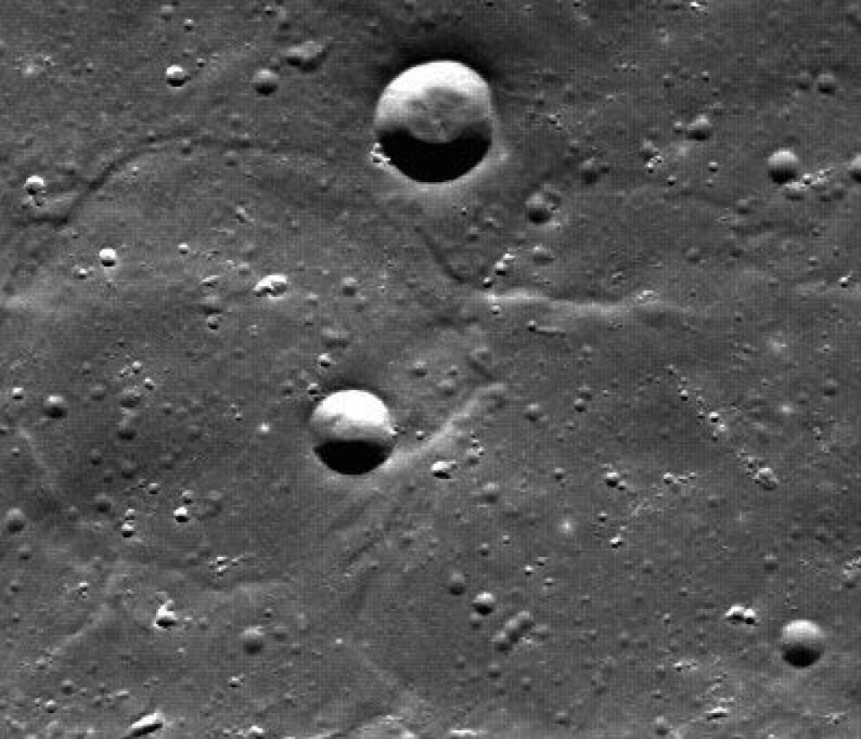 Et av de første bildene tatt av Merkurs overflate etter at Messenger gikk inn i bane rundt den innerste planeten. (NASA)