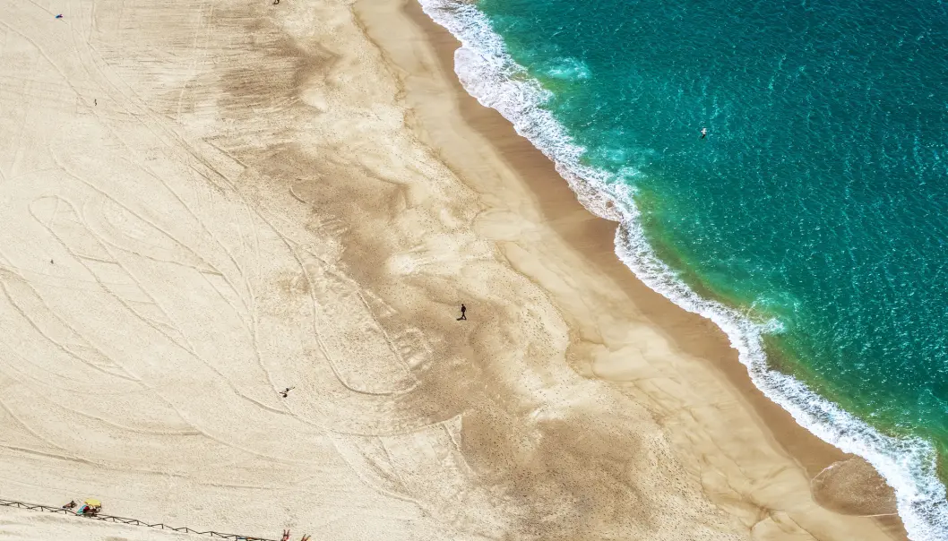 Verdens hav blir stadig varmere. Her er litt av stranden ved byen Nazaré i Portugal. Verdens hav blir stadig varmere. Her er litt av stranden ved byen Nazaré i Portugal.