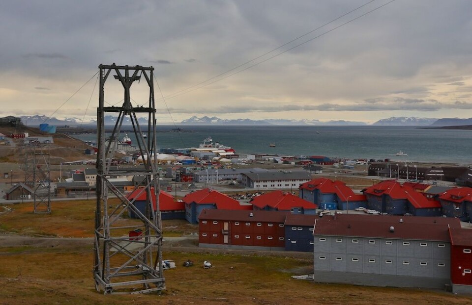 Det store tårnet er rester av taubanene som tidligere fraktet kull fra gruvene rundt Longyearbyen og ned til havnen. Midt mellom tårnets pilarer kan man se RRS «James Clark Ross» i havn. Foto: (Foto: Sindre Skrede)