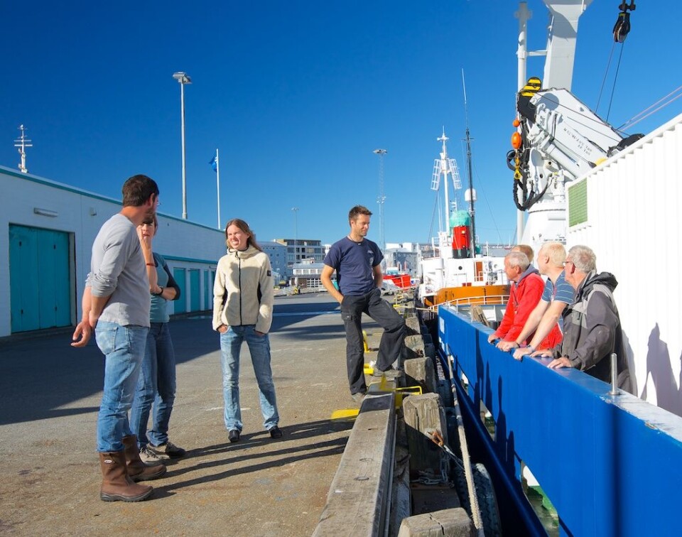 De nederlandske forskerne som er ombord på «James Clark Ross» i samtale med de nederlandske forskerne ombord på «Pelagia». Foto: (Foto: Sindre Skrede)