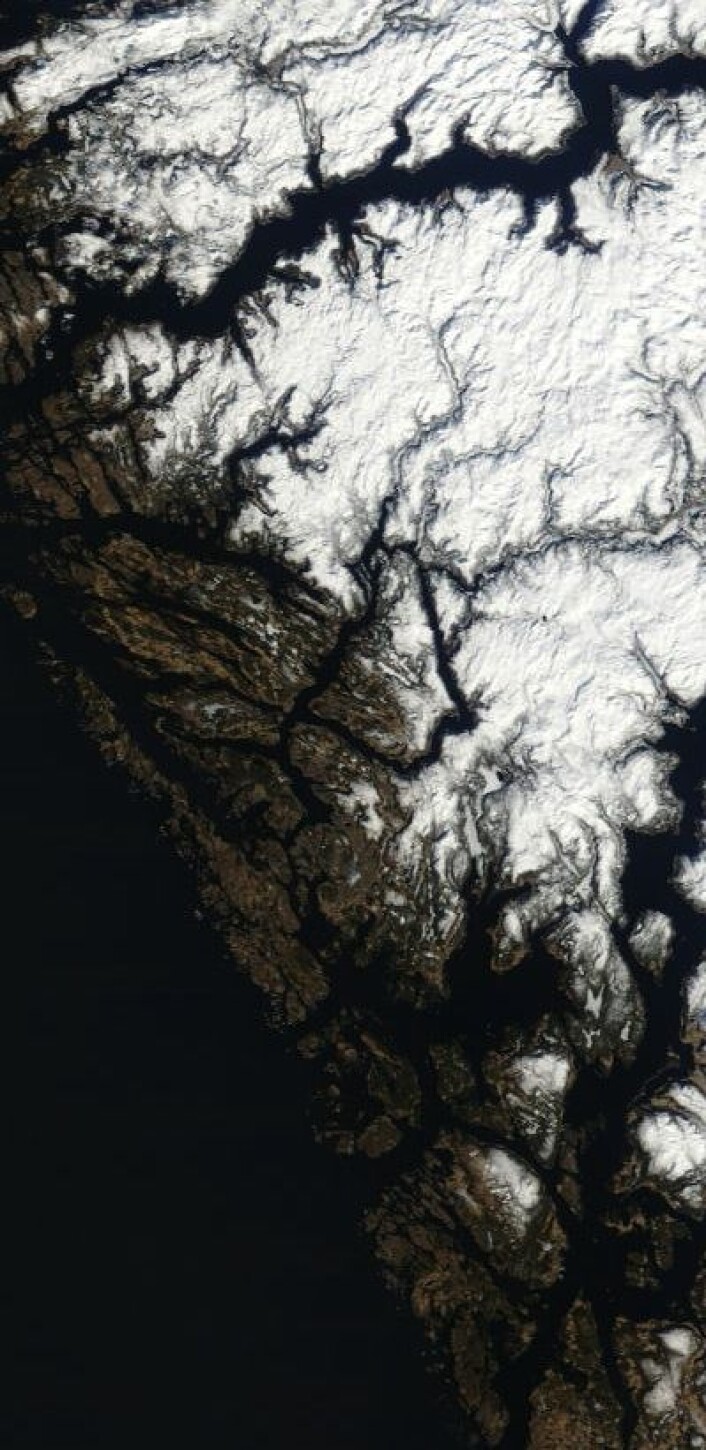 Utsnitt av bildet fra NASAs satellitt Terra da den passerte over Vestlandet 4. april. (Foto: (NASA Terra MODIS)) Utsnitt av bildet fra NASAs satellitt Terra da den passerte over Vestlandet 4. april. (Foto: (NASA Terra MODIS))