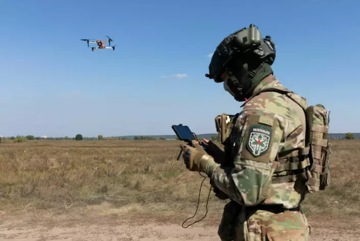 En ukrainsk sanitetssoldat tester ut en drone for å lete etter sårede. Ukraina utgjør et stort og potensielt viktig kamplaboratorium der nye systemer kan tas i bruk og evalueres i en operativ sammenheng.