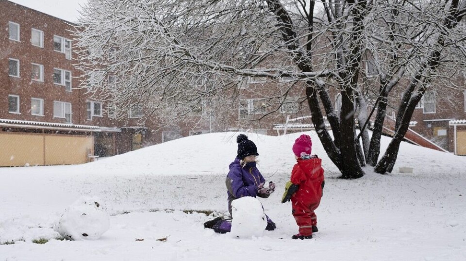 Å stoppe opp og hvile blikket på barn som leker i snøen, framfor å haste forbi, er ett grep for økt hverdagsglede.