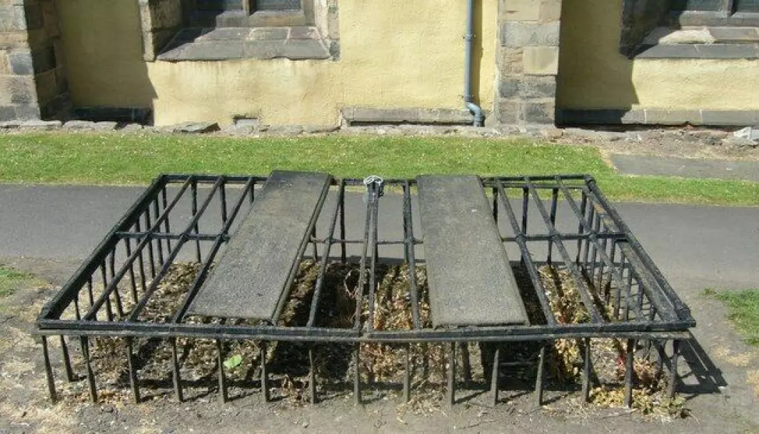 Dette er et jernbur som noen familier utstyrte graven til familiemedlemmer med, for å unngå likrøveri.