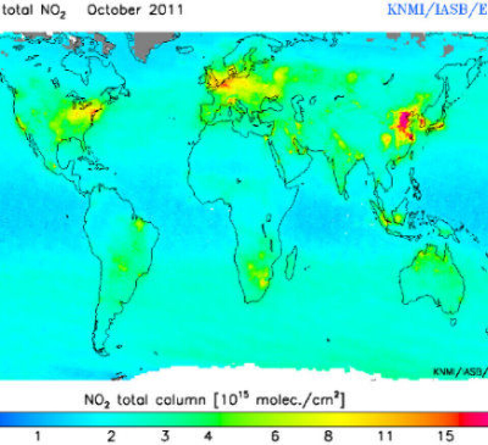 Global NO2 målt fra ESAs ENVISAT i oktober 2011. Merk at skalaen her ikke er lineær. Det er svært mye luftforurensing nå i den østlige delen av Kina. (Foto: (KNMI/IASB/ESA))
