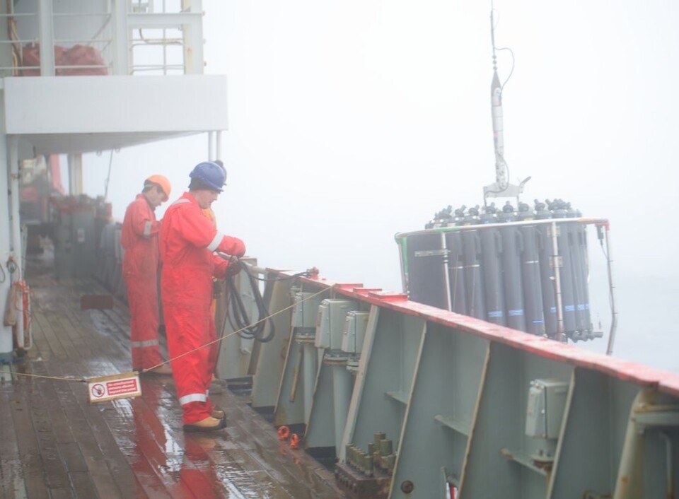 Tåken ligger tett, men CTD-operasjonen foregår døgnet rundt, uansett. Her holder mannskapet på RRS «James Clark Ross» på med å låre instrumentet over skutesiden. (Foto: Sindre Skrede)