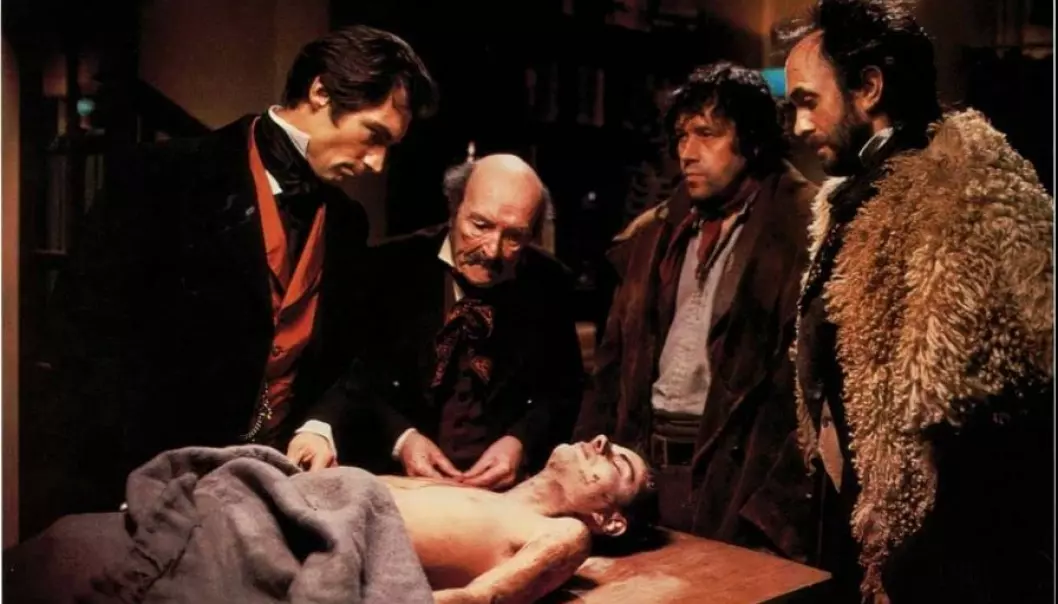 Bildet er fra den britiske, gotiske grøsserfilmen «The Doctor and the Devils» fra 1985, med Timothy Dalton i hovedrollen som Robert Knox.