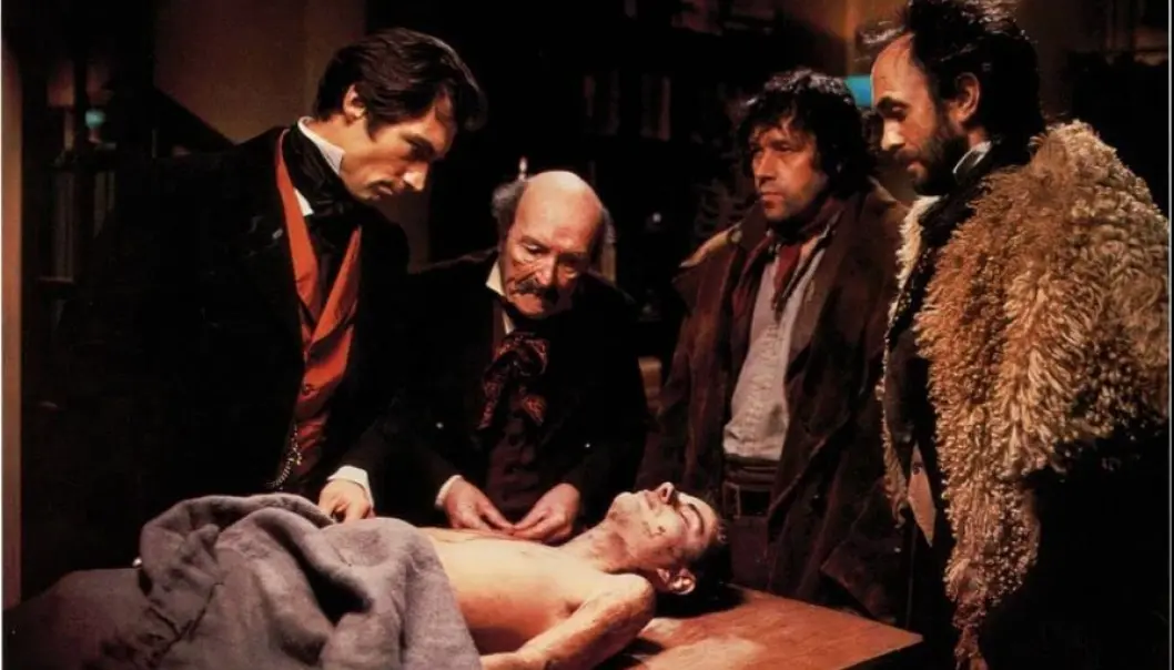 Bildet er fra den britiske, gotiske grøsserfilmen «The Doctor and the Devils» fra 1985, med Timothy Dalton i hovedrollen som Robert Knox. Bildet er fra den britiske, gotiske grøsserfilmen «The Doctor and the Devils» fra 1985, med Timothy Dalton i hovedrollen som Robert Knox.