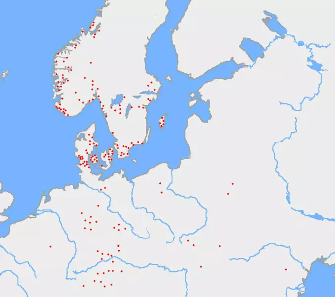 De 24 bokstavene i det eldste runealfabetet ble brukt av alle germanske stammer rundt Nordsjøen fra omkring år 200 til år 800. Kartet viser hvor det er gjort funn av runer som bruker dette alfabetet. Kartet bygger på Sven Birger Fredrik Jansons bok «Runes in Sweden» fra 1987.