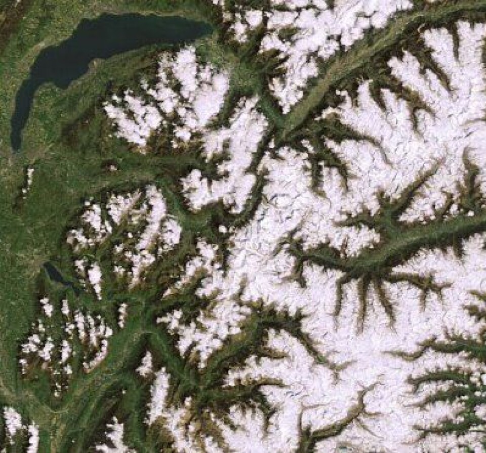 Fortsatt noe snø igjen i de franske, sveitiske og italienske Alper 18.april. (ENVISAT/ESA).