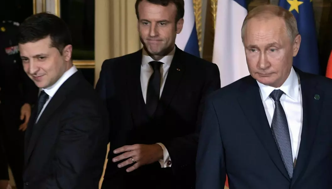 Vil Ukrainas president Volodymyr Zelensky (t.v.) og Russlands president Vladimir Putin kunne møtes igjen ved et forhandlingsbord? Her fra sitt første møte om konflikten i 2019 med den franske presidenten Emmanuel Macron (midten).