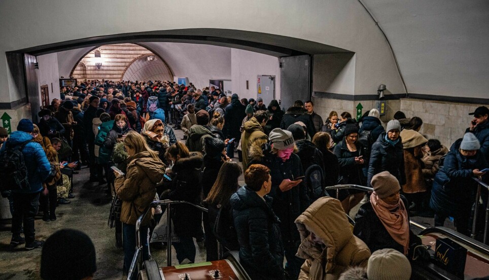 Befolkningen i Ukrainas hovedstad Kyiv søker tilflukt i metroen under et russisk angrep 16. desember.