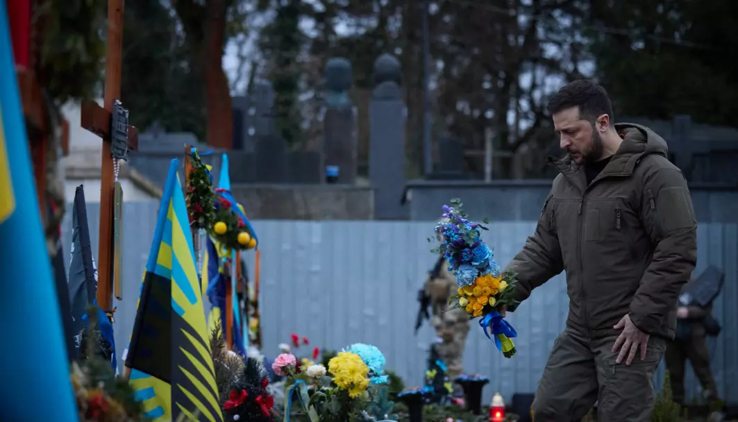 Ukrainas president Volodymyr Zelensky legger blomster på graven til en ukrainsk soldat i Lviv 11. januar i år.