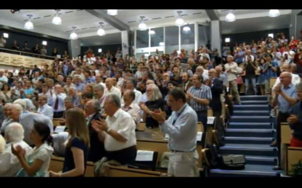 Et fullsatt auditorium på CERN applauderer oppdagelsen av en ny partikkel. (Foto: CERN)