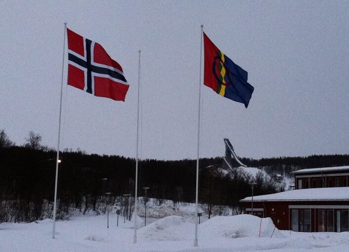 Det samiske og det norske flagget side om side ved Hovedgården på Universitetet i Tromsø, 6. februar 2011. Foto: Øystein A. Vangsnes Det samiske og det norske flagget side om side ved Hovedgården på Universitetet i Tromsø, 6. februar 2011. Foto: Øystein A. Vangsnes
