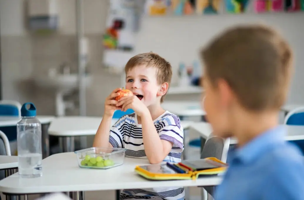 I den europeiske skolefruktordningen får skolebarn gratis frukt og grønnsaker. I den europeiske skolefruktordningen får skolebarn gratis frukt og grønnsaker.
