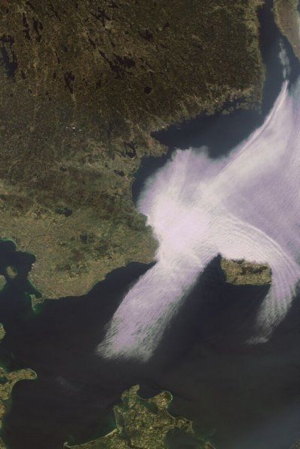 Skyer ved Bornholm i Østersjøen 23. april. (ESA)