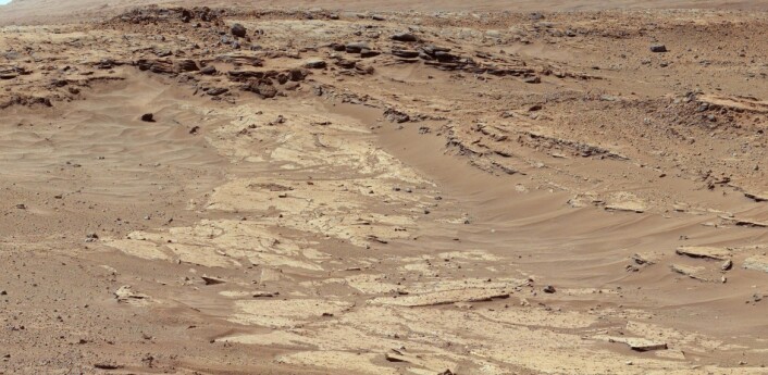 Lag av sandstein med forskjellig evne til å tåle erosjon er tydelig i dette bildet tatt av mastkameraet på NASAs kjøretøy Curiosity. Bildet er tatt 25. februar 2014, da Curiosity var rundt 400 meter fra et sted som kalles "the Kimberley". (Foto: NASA/JPL) Lag av sandstein med forskjellig evne til å tåle erosjon er tydelig i dette bildet tatt av mastkameraet på NASAs kjøretøy Curiosity. Bildet er tatt 25. februar 2014, da Curiosity var rundt 400 meter fra et sted som kalles "the Kimberley". (Foto: NASA/JPL)