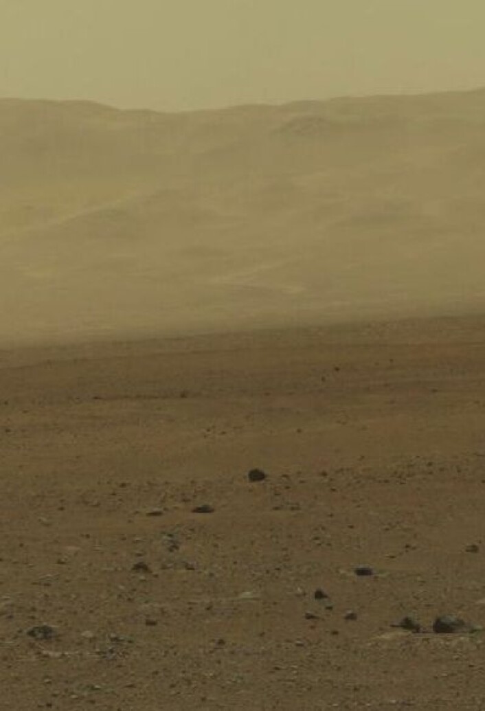 Curiosity er trygt nede på Mars-overflaten, og myser utover sletten mot veggen av Gale-krateret. (Foto: (NASA/JPL-Caltech/MSSS)) Curiosity er trygt nede på Mars-overflaten, og myser utover sletten mot veggen av Gale-krateret. (Foto: (NASA/JPL-Caltech/MSSS))
