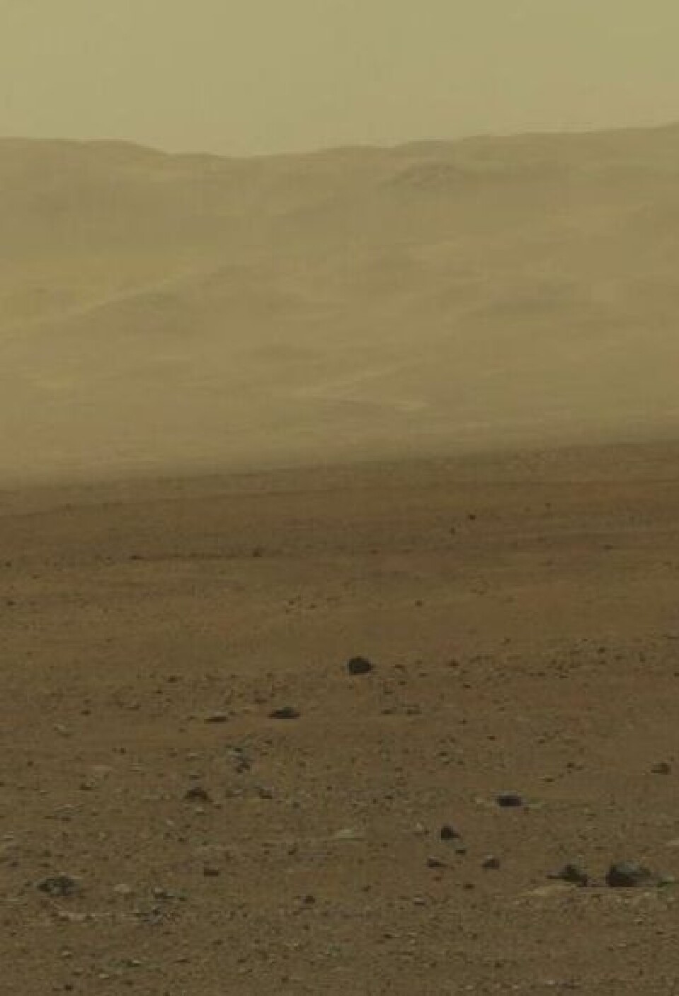 Curiosity er trygt nede på Mars-overflaten, og myser utover sletten mot veggen av Gale-krateret. (Foto: (NASA/JPL-Caltech/MSSS))