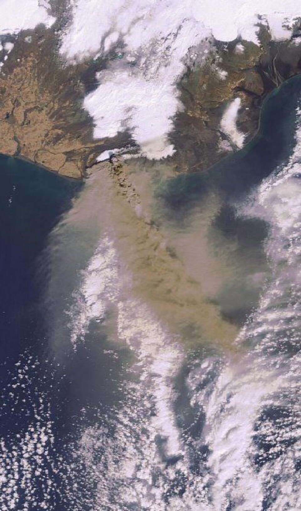Vulkanen på Island sett fra ENVISAT i dag. Dette er ikke bare vanndamp, nei. Her kommer det mer aske. (ESA).